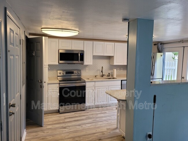 Building Photo - 5606 Roberts Dr