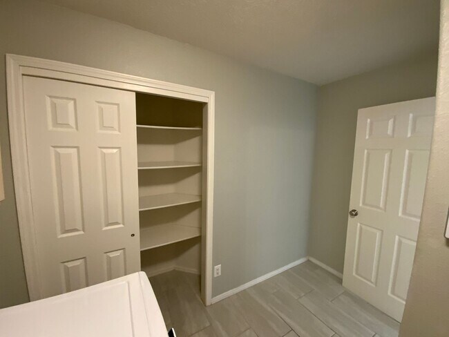 Building Photo - 3 Bedroom Single Story Home Available Near...