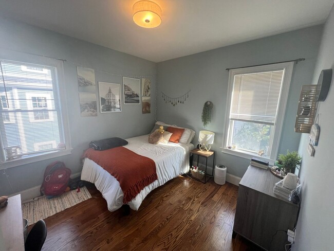 Building Photo - Very nice 3 bed 2 bath in Somerville... Don't miss out!