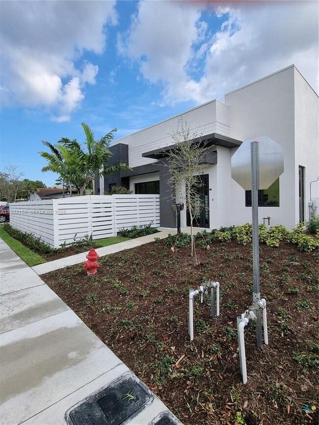 Building Photo - 810 NE 14th Pl