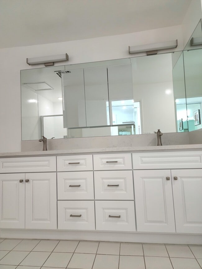 Master Bathroom with Double Sinks - 303 N Swall Dr