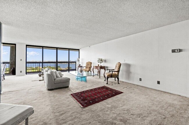 Building Photo - 1900 Consulate Pl