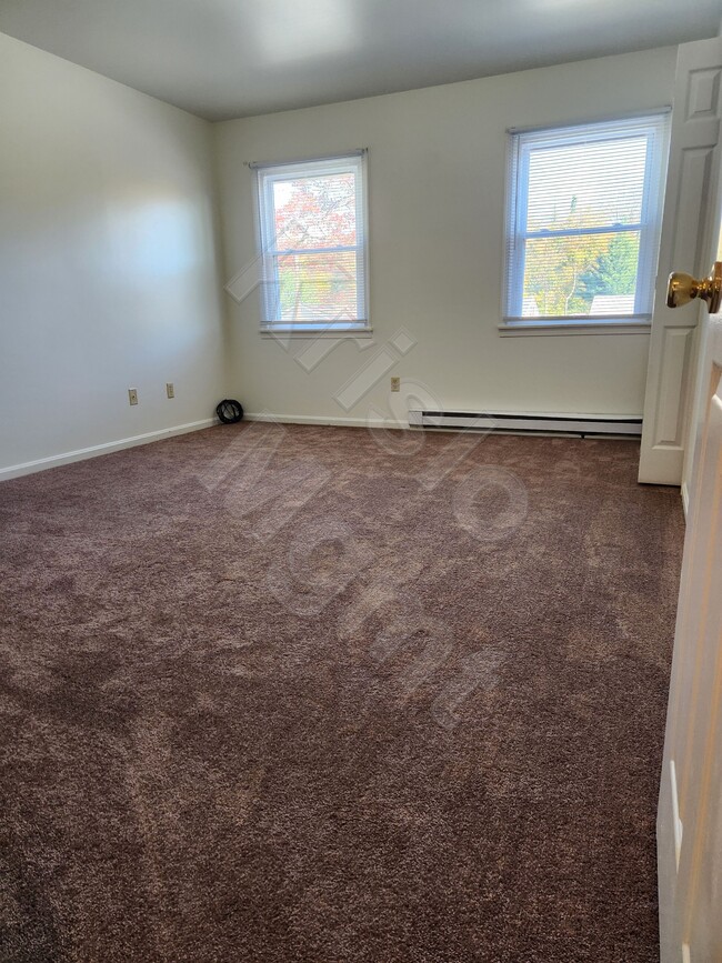 Front Bedroom - 927 Harwood Rd