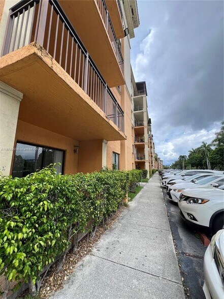Building Photo - 9300 Fontainebleau Blvd