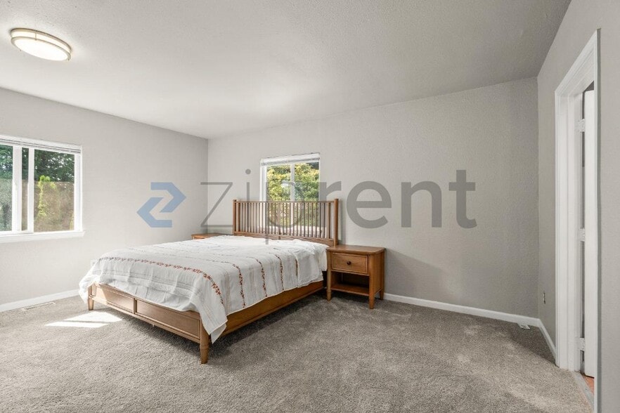 Building Photo - Unit B