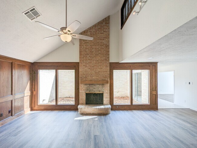 Building Photo - 2706 Oakmont Ln