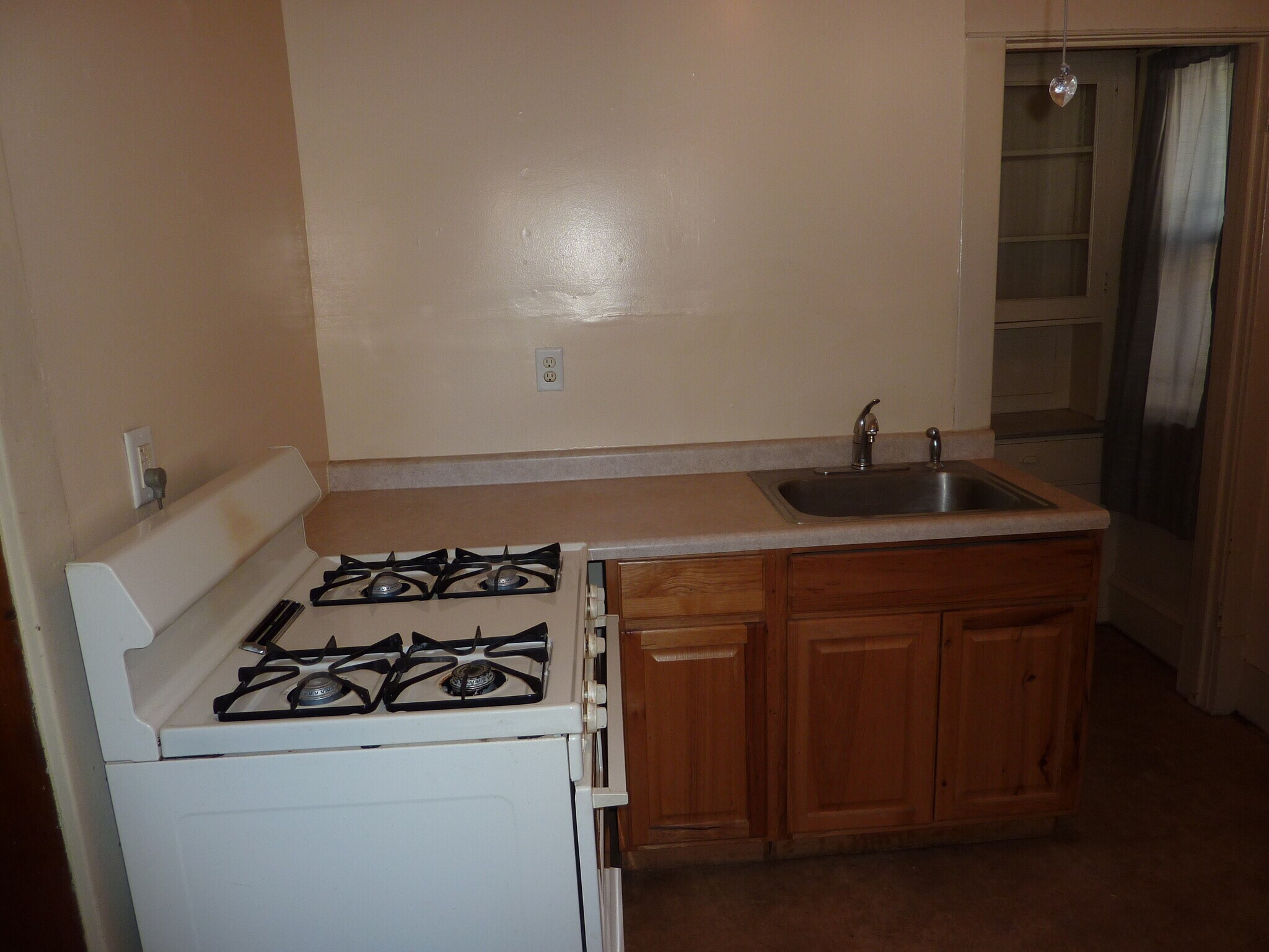 Kitchen - 382 Wheeler St N