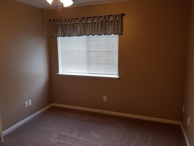 Building Photo - 3 Bed, 2 Bath in Orem - with pool access!
