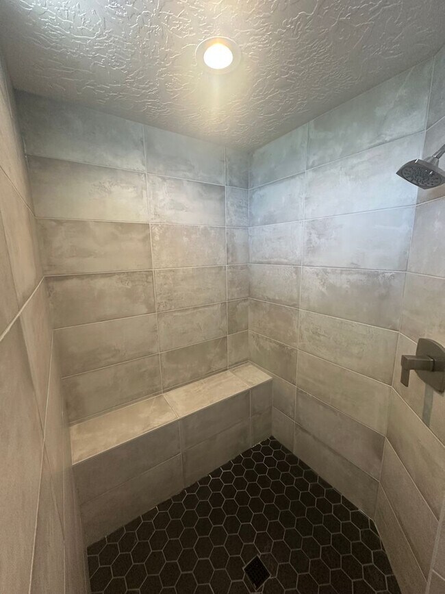 Building Photo - (Move In-Short term lease) $400.00 per month until June 2026