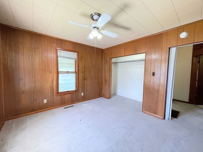 Building Photo - Large 2 bedroom home