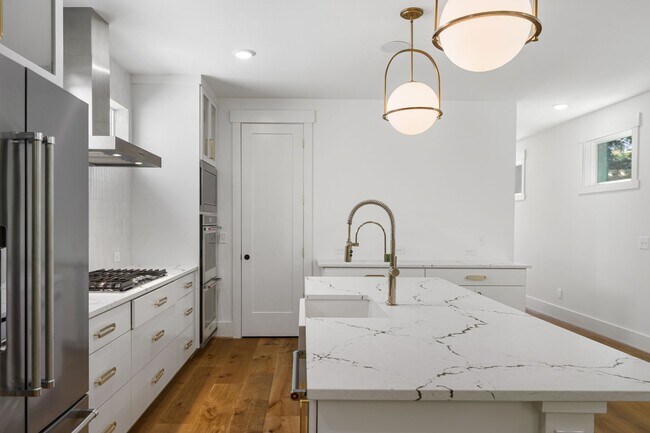 Building Photo - Modern 4-bedroom, 4-bathroom Custom Home D...