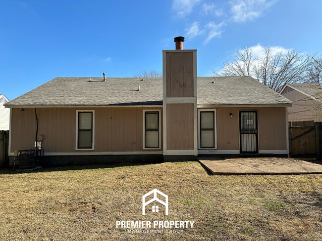 Building Photo - Charming 3BR/2BA in Country Brook | Vaulted Ceilings, Fireplace & Fenced Yard