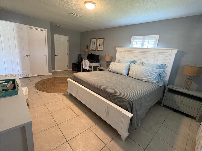 Building Photo - 333 Palm Cir