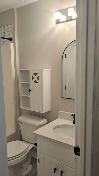 Full bathroom upstairs - 4113 Arckelton Dr