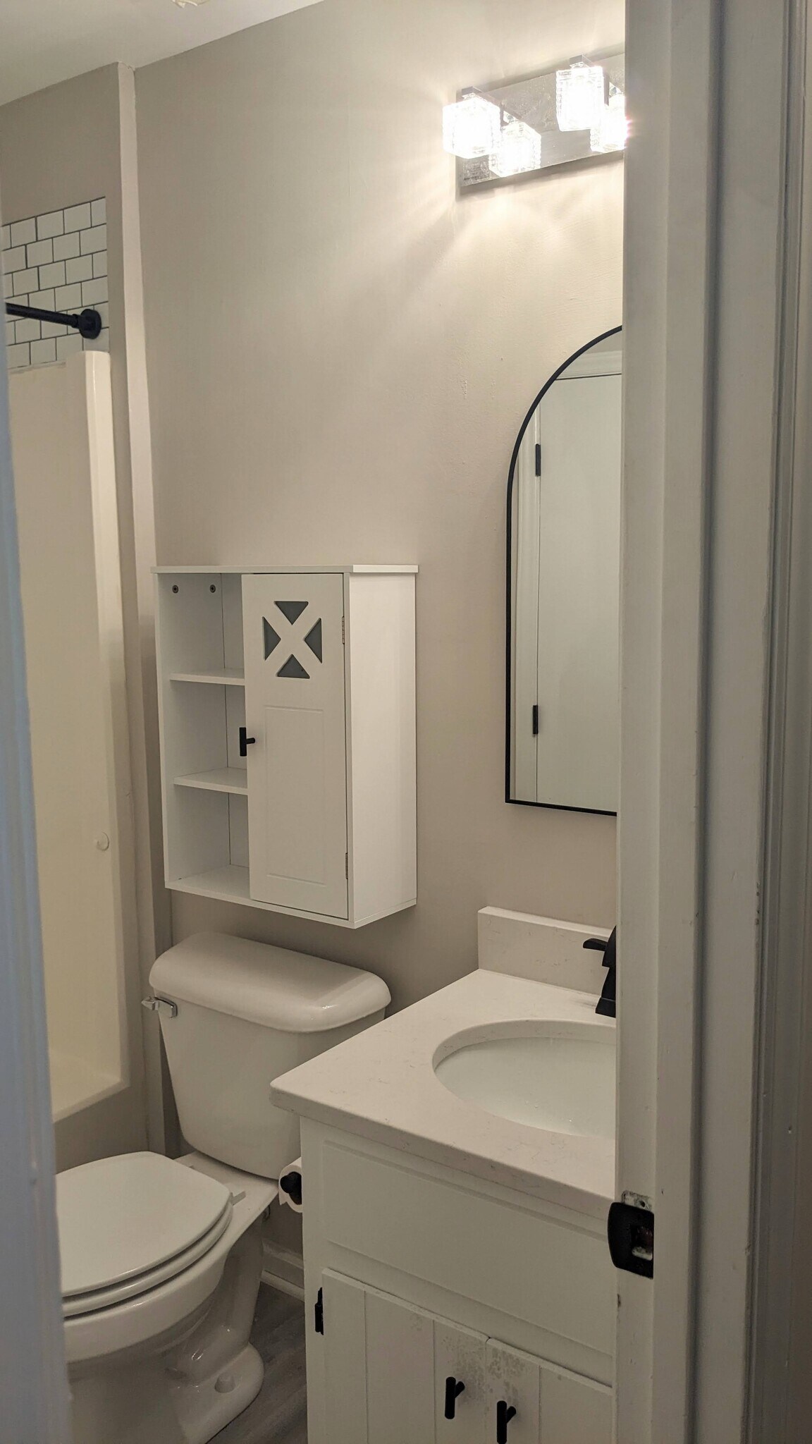 Full bathroom upstairs - 4113 Arckelton Dr