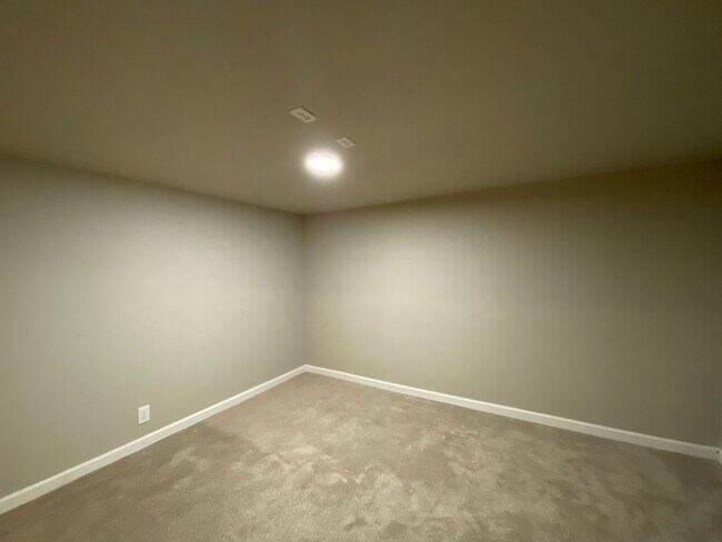 Building Photo - Beautifully Updated South Hill Home in Spo...