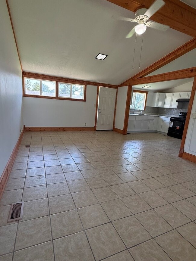 Building Photo - Fresh Interior