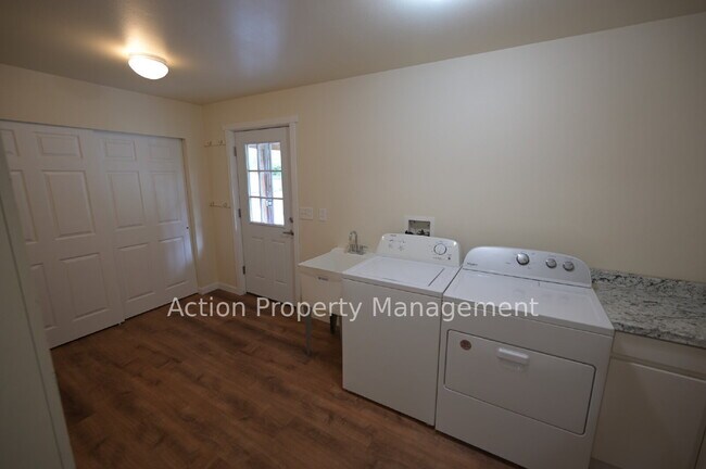 Building Photo - Updated Single-Level Home with Spacious Interior & Covered Parking