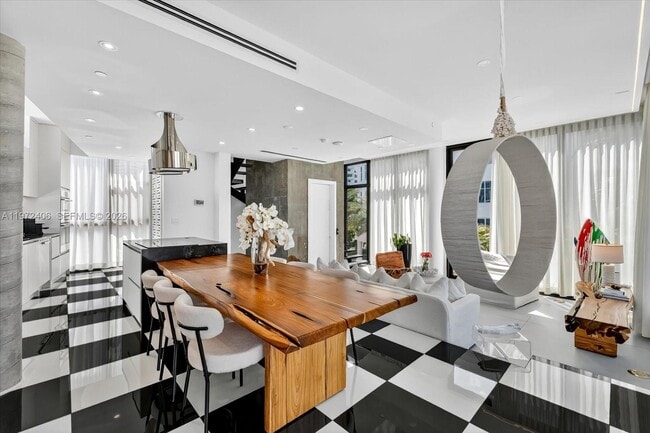 Building Photo - 11 Century Ln