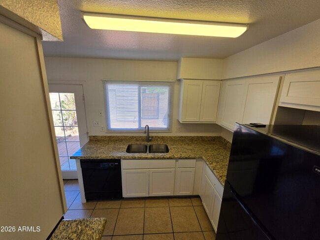 Building Photo - 731 E Vaughn Dr