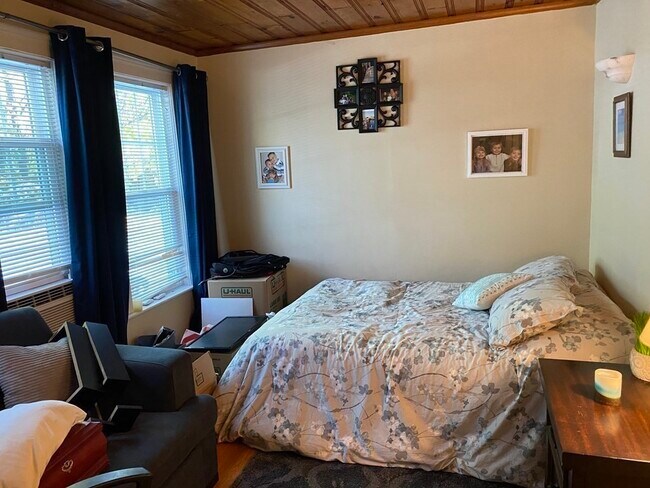 Building Photo - 84 Lake Rd