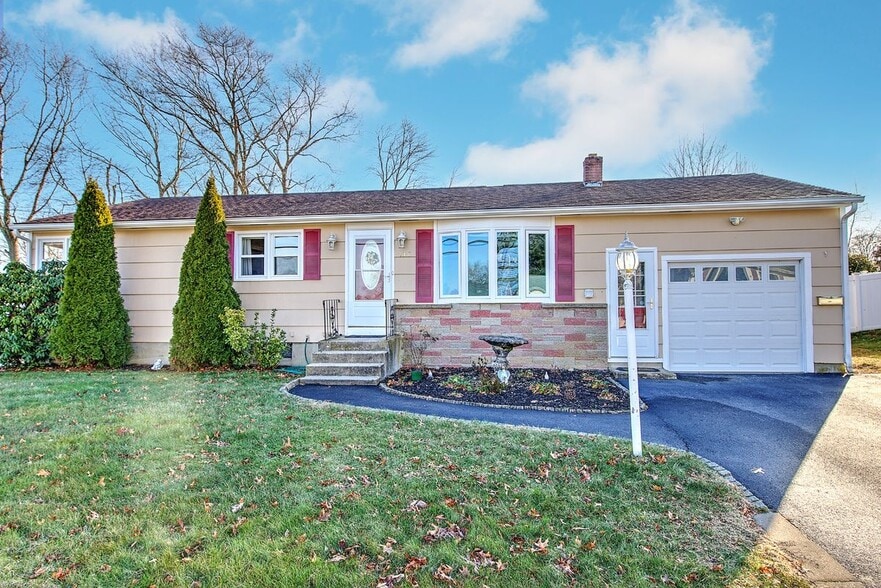 Primary Photo - 138 Youngs Ave