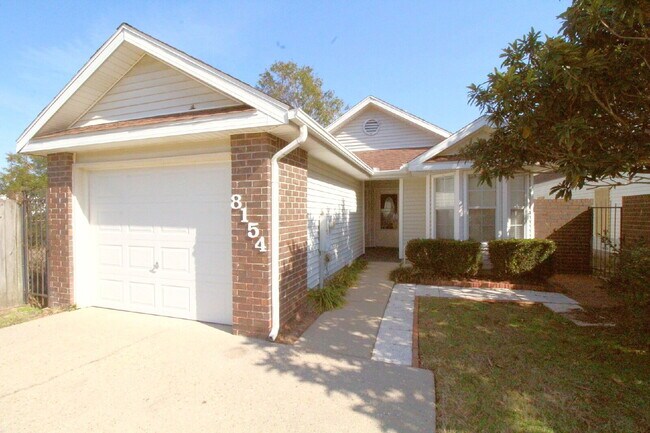Building Photo - NE Pensacola 2BR/2BA with Ensuite, Dining ...