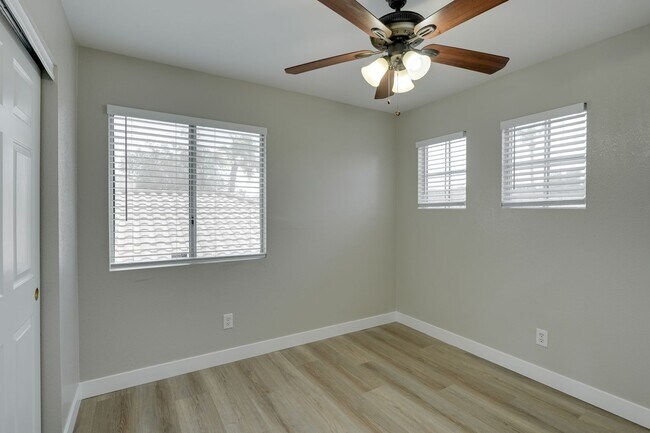Building Photo - UPGRADED 3 BEDROOM HOME IN GREEN VALLEY