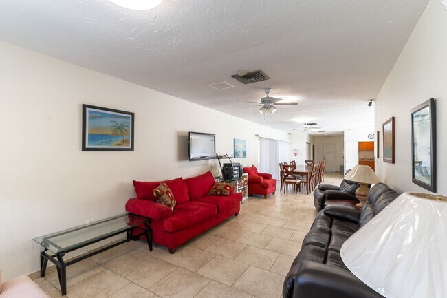 Building Photo - Conveniently located Unfurnished 2-bed, 2-...