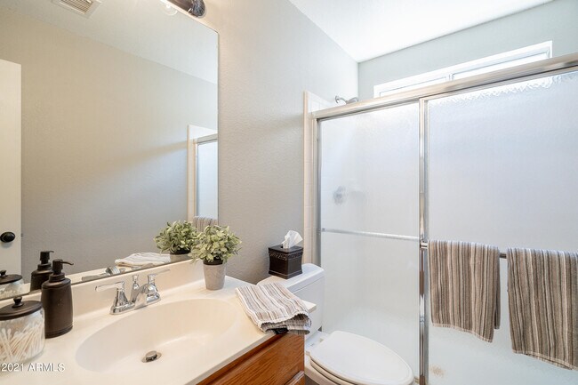 Building Photo - 1802 E Peach Tree Dr