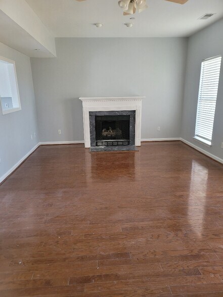 Building Photo - 732 3rd St NE