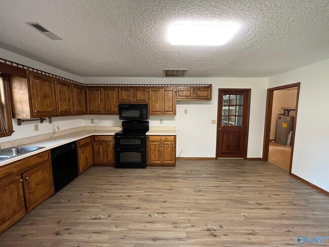 Building Photo - 2122 Indian Hills Rd NE