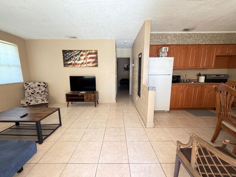 Building Photo - 212 SW 2nd Terrace