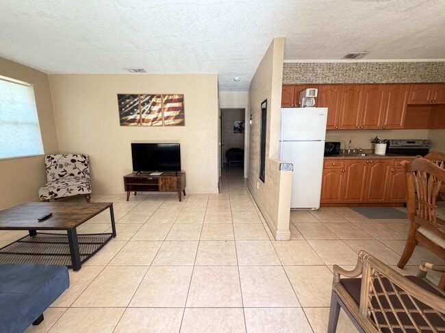 Building Photo - 212 SW 2nd Terrace