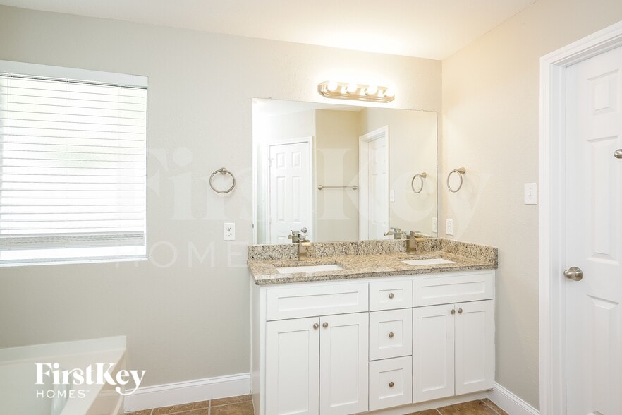 Building Photo - 101 Sycamore Cir