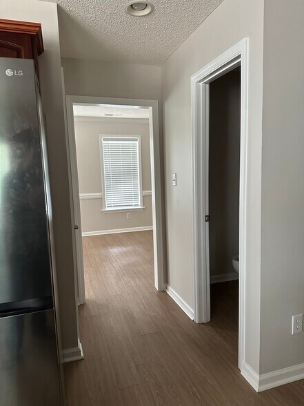 Building Photo - 421 Holly Ln