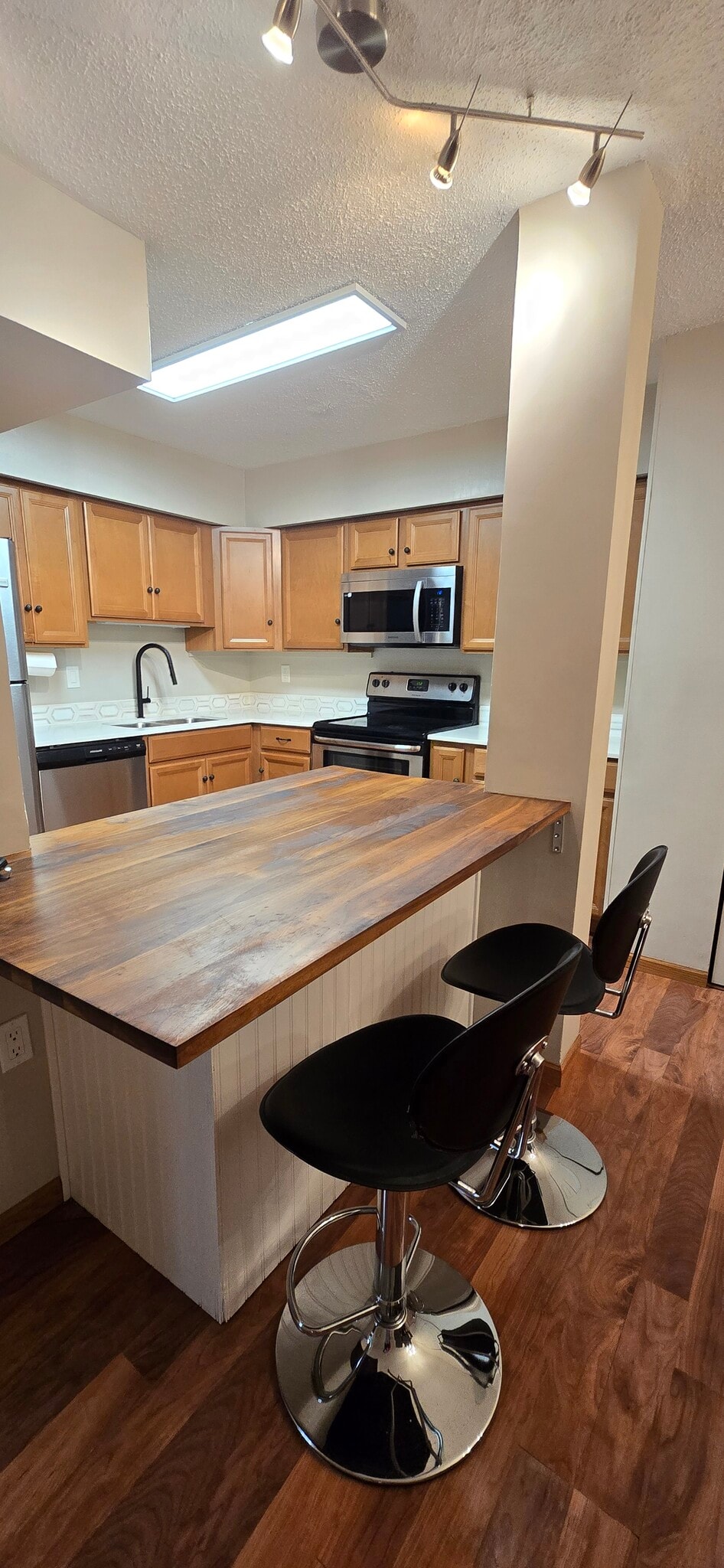 Building Photo - 720 W Village Rd