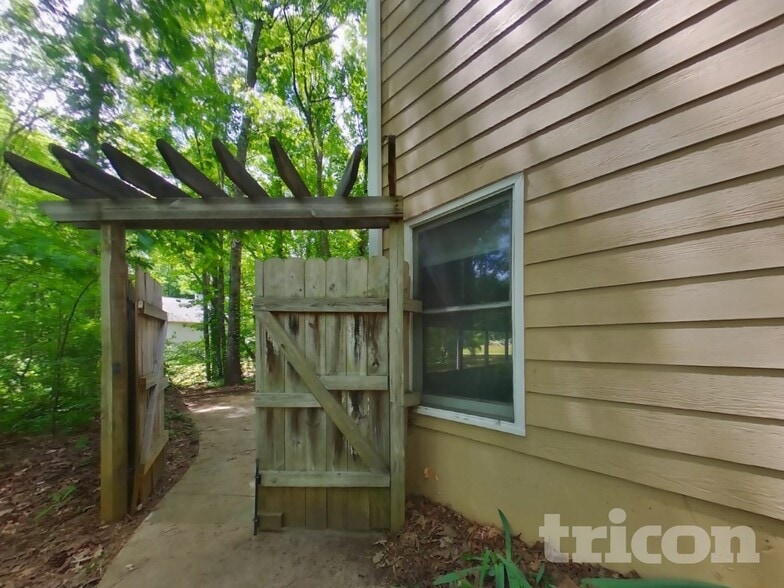 Building Photo - 450 Amsterdam Way