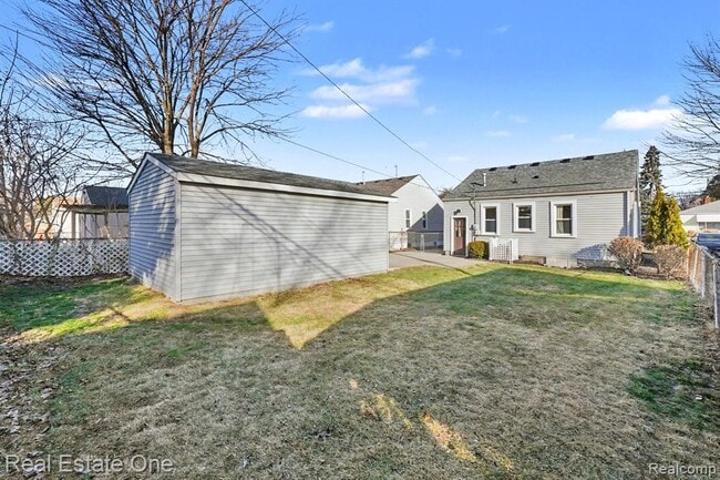 Building Photo - 421 W Kalama Ave