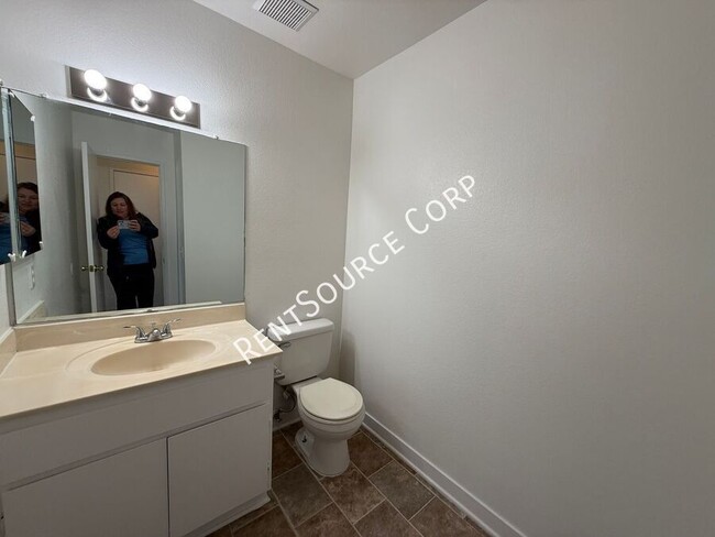 Building Photo - 1601 Cactus Dr
