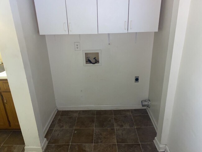 Building Photo - r1919