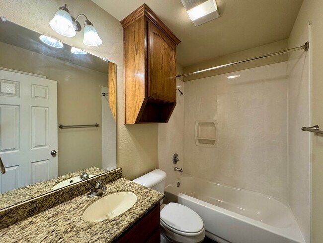 Building Photo - 3BR / 2BA Duplex in Hewitt, Texas | Midway ISD *Leasing Special Available*