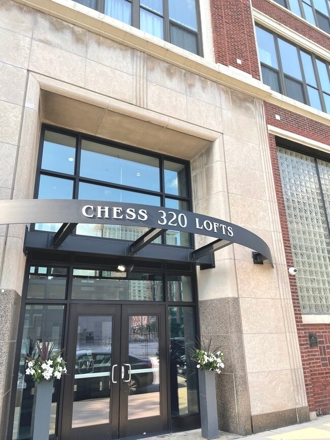 Building Photo - 320 E 21st St