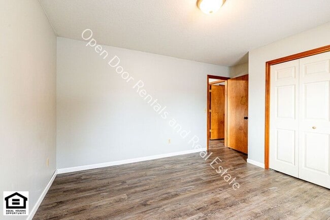 Building Photo - 1420 Flagstone Dr