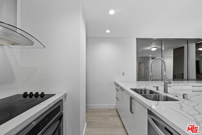 Building Photo - 10751 Wilshire Blvd