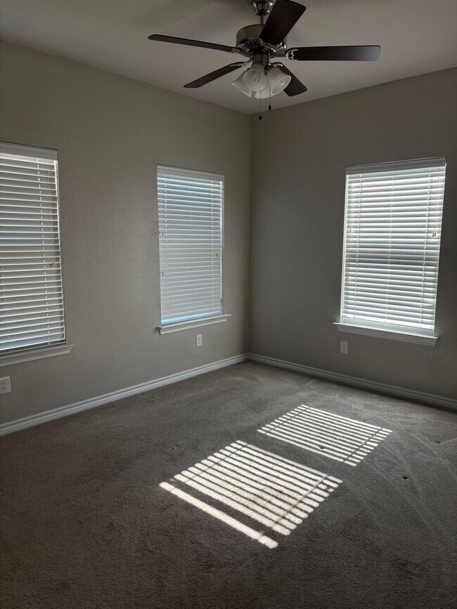 Building Photo - 3/2/1 on Quiet Street Near a Park!