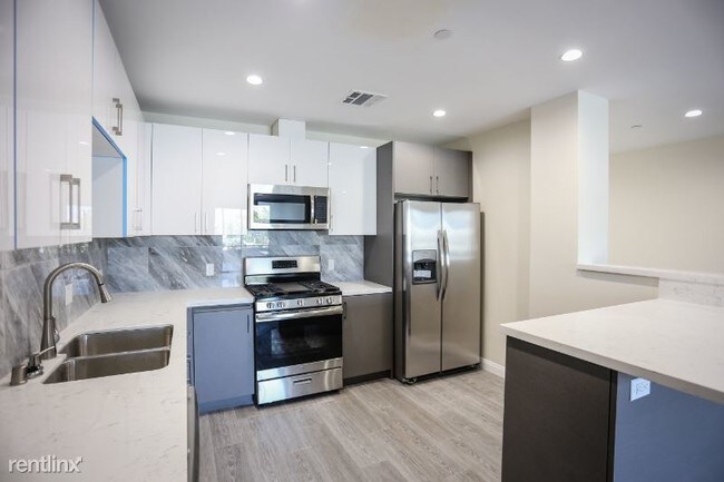 Building Photo - 7140 S La Tijera Blvd
