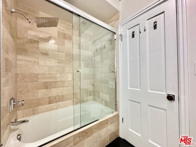 Building Photo - 1206 Greenacre Ave