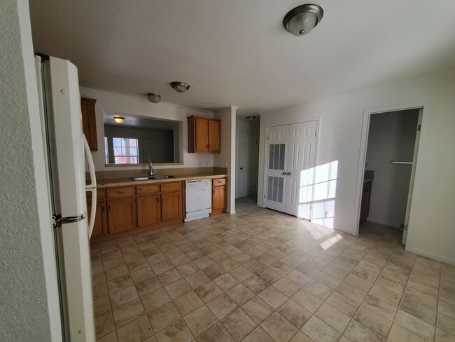 Building Photo - NICE, NEWER TOWNHOUSE!!! AVAILABLE NOW!!