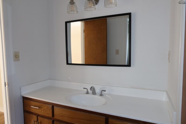 Building Photo - 4819 Royal Oak St